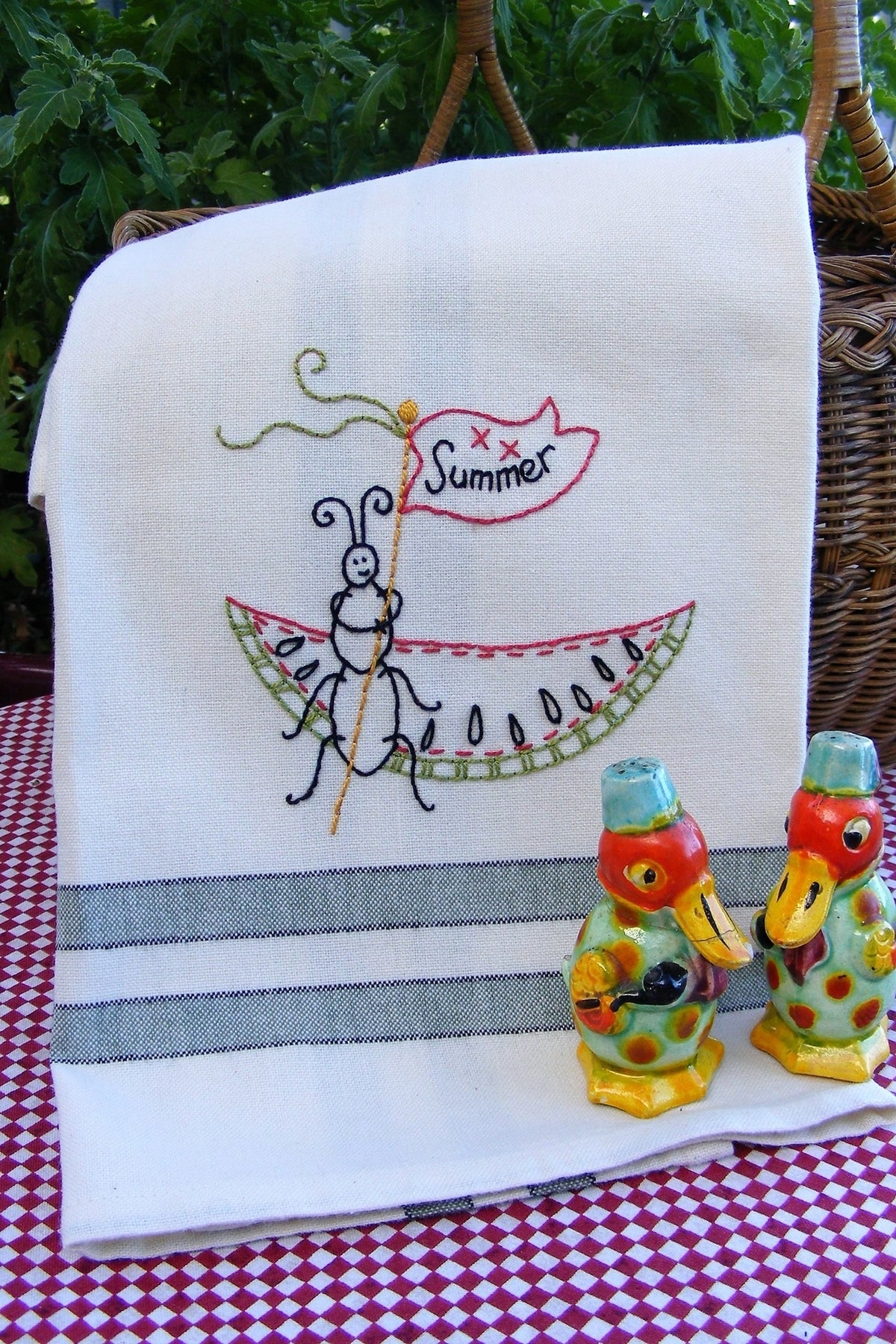 Summer Picnic Ant - Hand Embroidery Pattern - Download